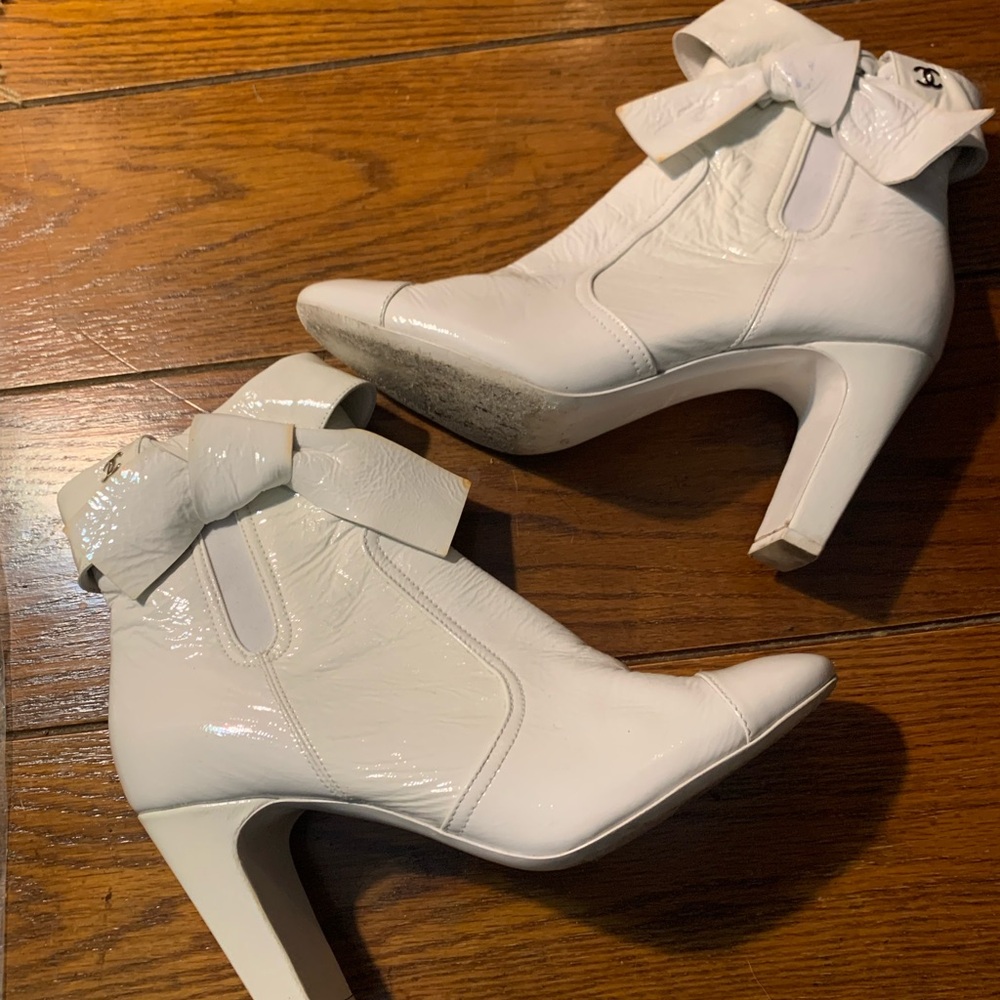 CHANEL White Heeled Ankle Boots with Bow - Picture 2 of 9